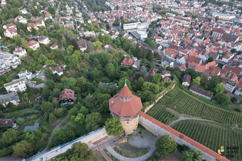 Kameraqualität der LIDL Drohne DJI Air 2S im Test, auf dem Bild ist eine Luftaufnahme über einer Burg zu sehen.